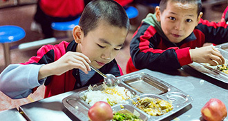 嵩山少林学校餐厅就餐
